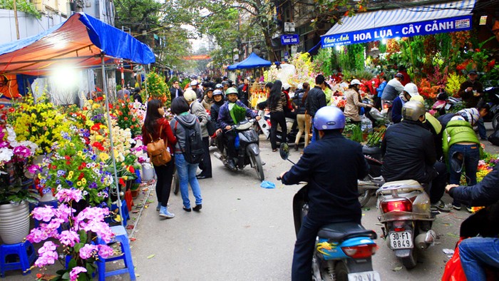 Chợ hoa Hàng Lược là điểm thu hút được rất đông người mua sắm